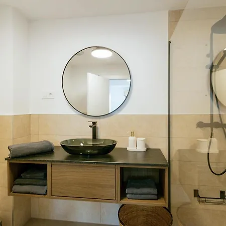 شقة 2 Bedroom Lovely In *